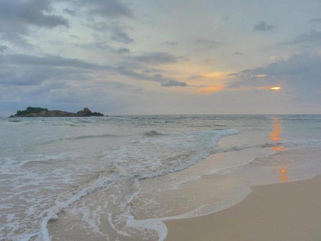 Sagarika Beach Hotel Moragalla Luaran gambar